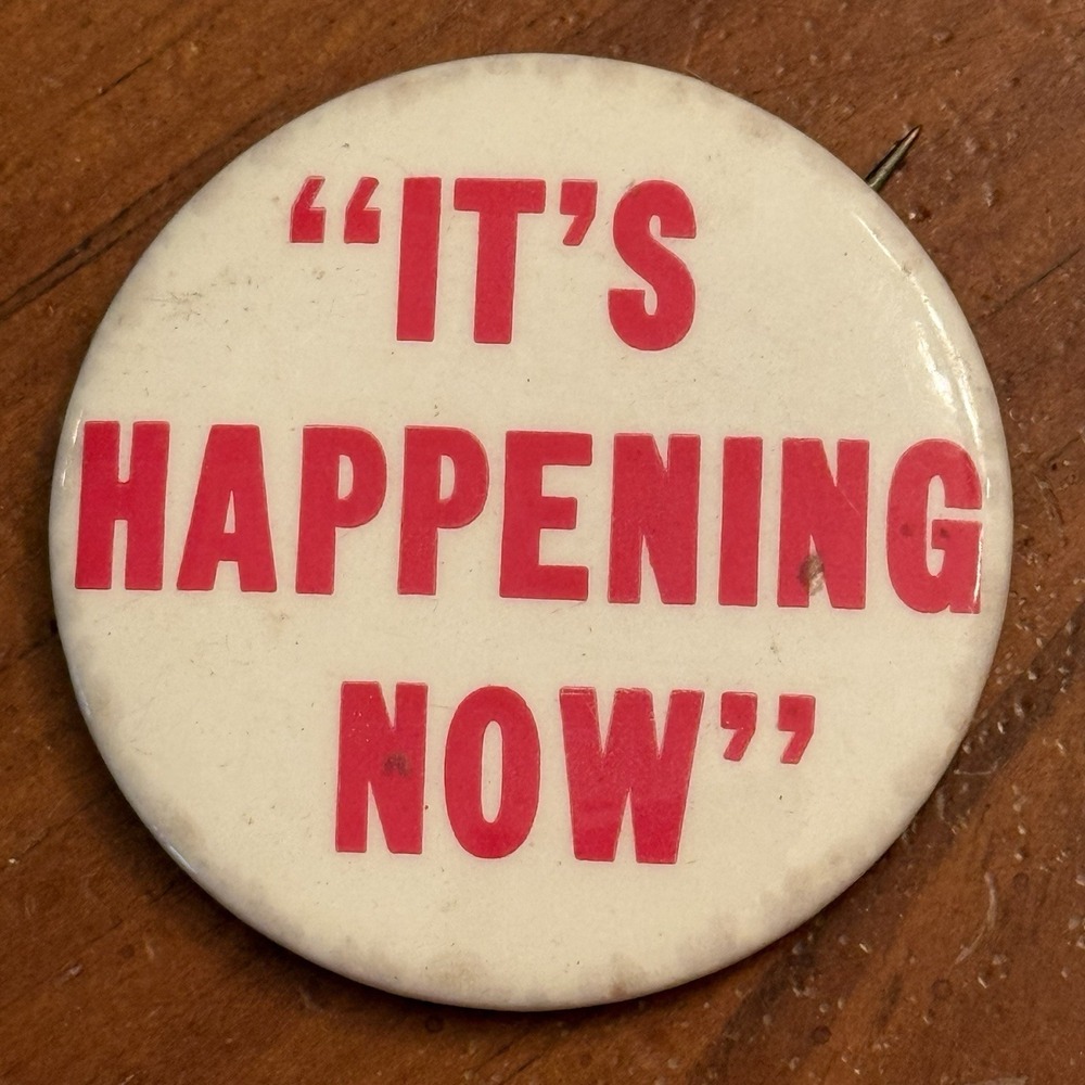 It's Happening Now‎ Vintage Pinback Button Pin Round Circle